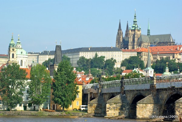 Ponte Carlos (Karluv most) e com o Castelo de Praga ao fundo