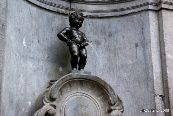 Manneken Pis é um monumento ideal da cidade que se gaba de ter as melhores cervejas da Europa